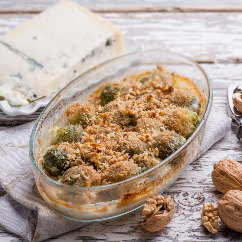 Rosenkohlgratin mit Gorgonzola und Walnuss